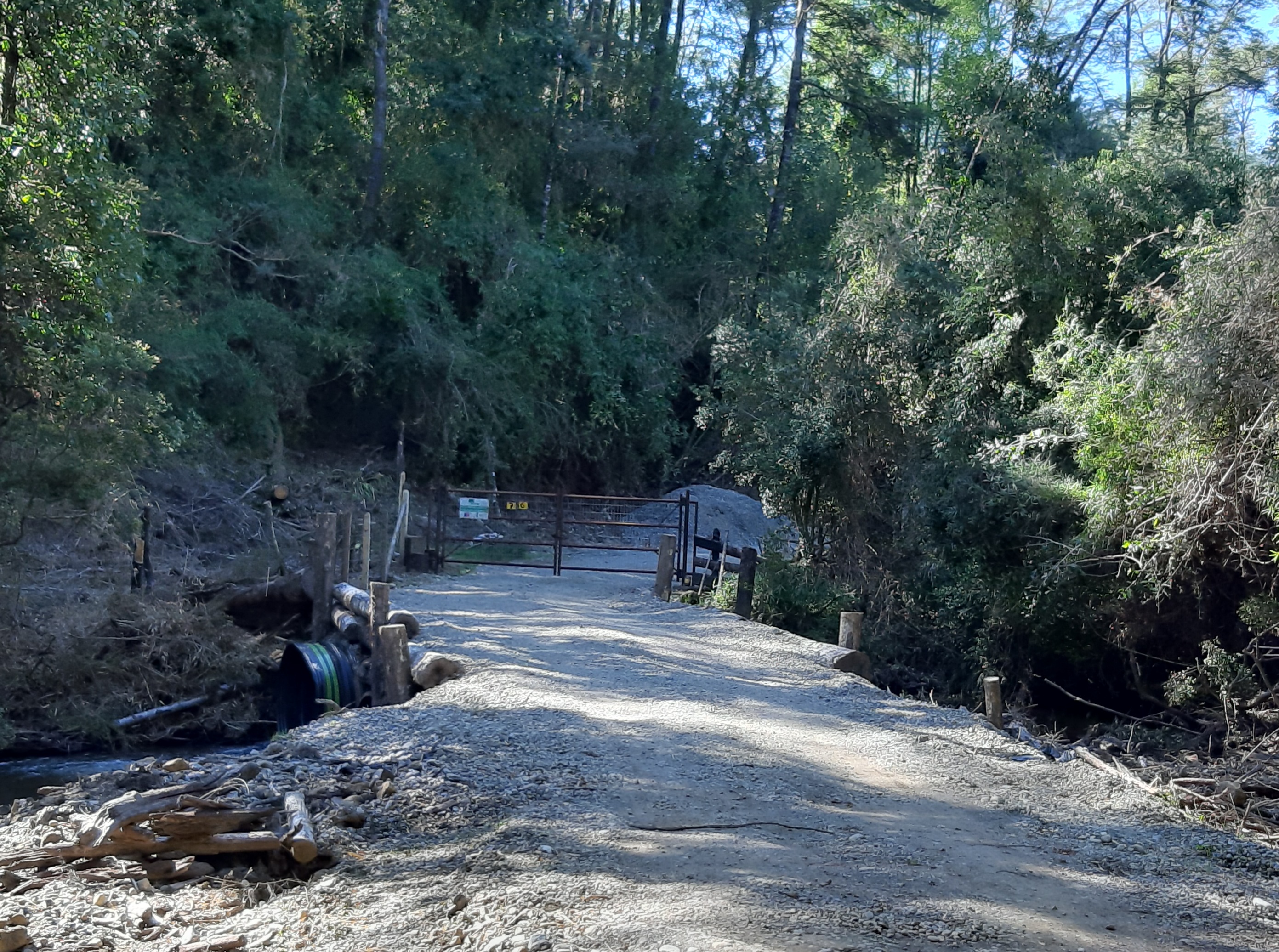 Puente de acceso al predio